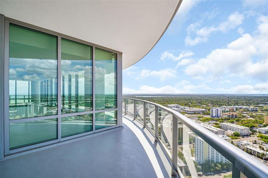 Condo located in St. Petersburg, FL showcasing its design and architecture (Image 28).