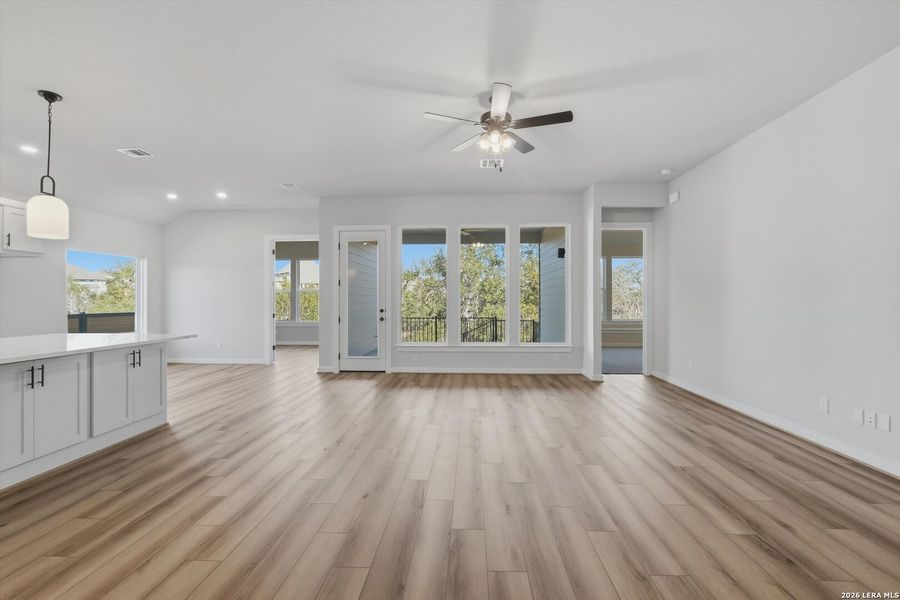 Spacious, unfurnished interior of a new home in Meyer Ranch, New Braunfels (Image 9).