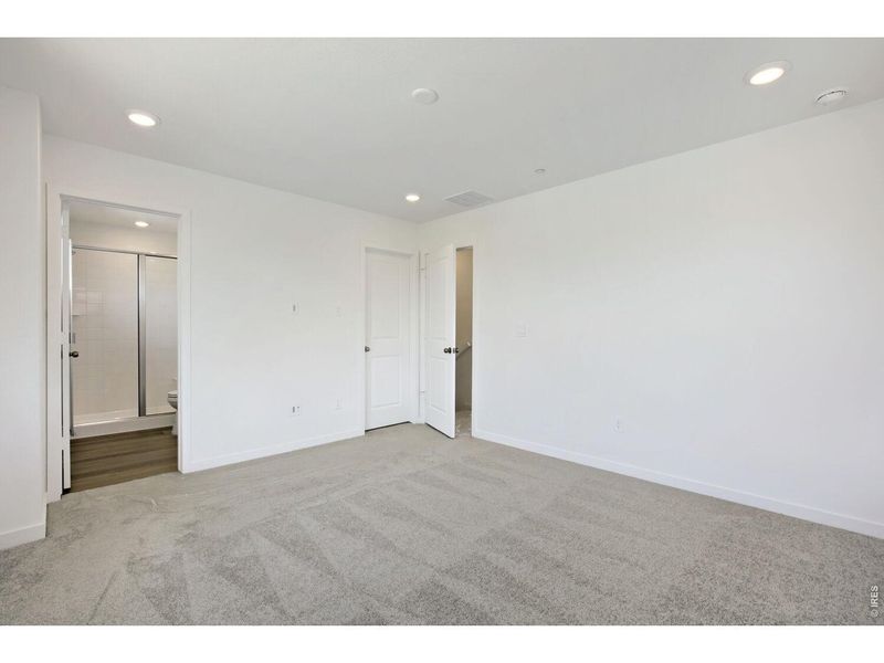 Spacious, unfurnished interior of a new home in Timber Lark, Fort Collins (Image 8).