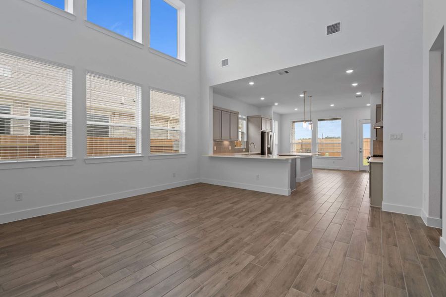 Spacious, unfurnished interior of a new home in Wood Leaf Reserve, Tomball (Image 13).