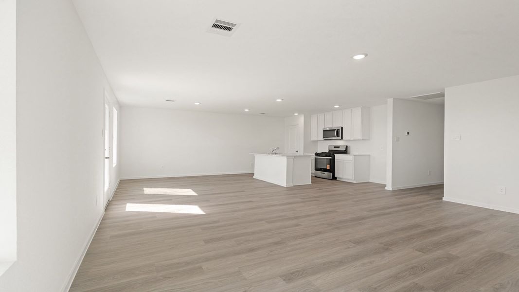 Spacious, unfurnished interior of a new home in Sunterra Lakes, Brookshire (Image 11).