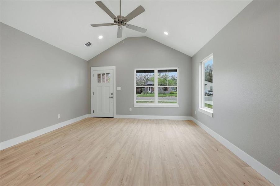 Spacious, unfurnished interior of a new home in , Sherman (Image 14).