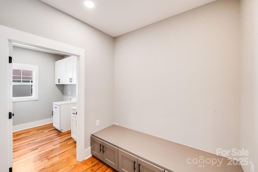 MUDROOM/LAUNDRY ROOM