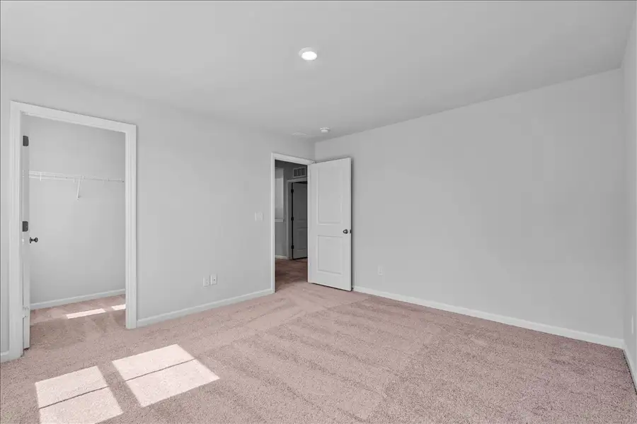 Spacious, unfurnished interior of a new home in Fieldstone, Lexington (Image 43).