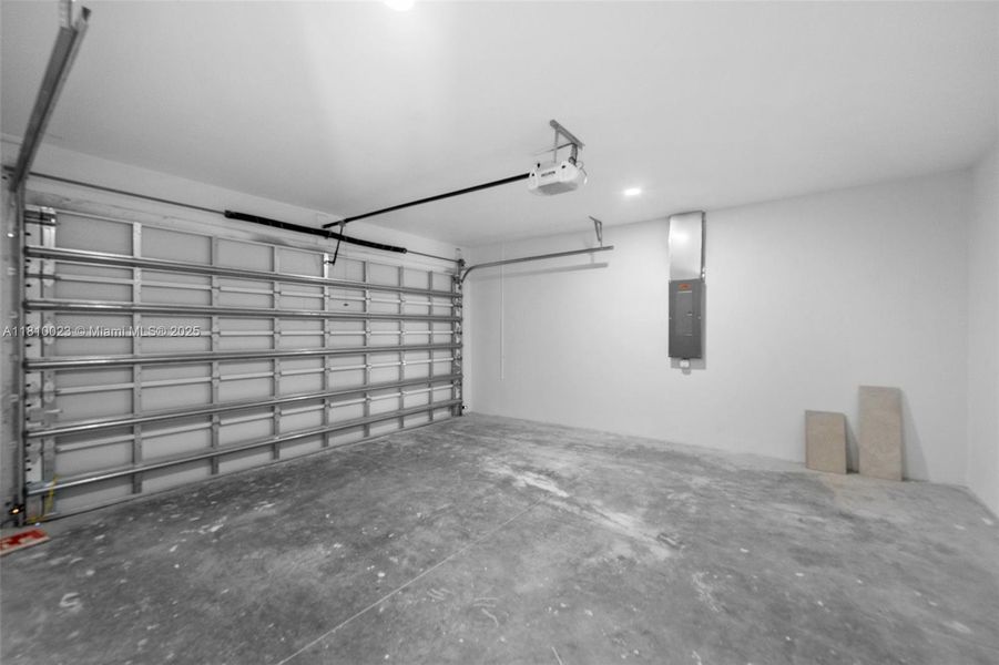 Spacious, unfurnished interior of a new home in , Cape Coral (Image 15).