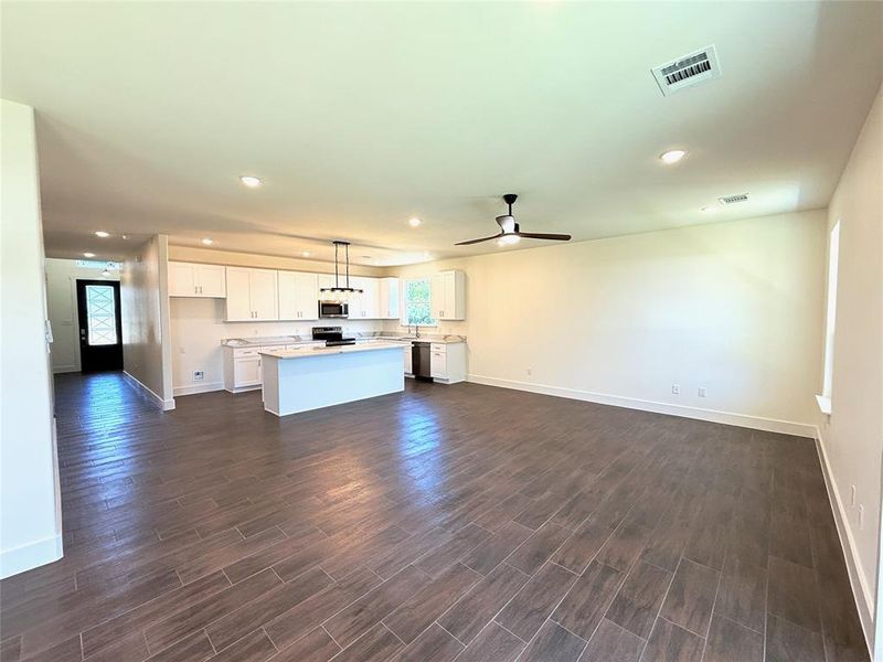 Spacious, unfurnished interior of a new home in , Granbury (Image 11).