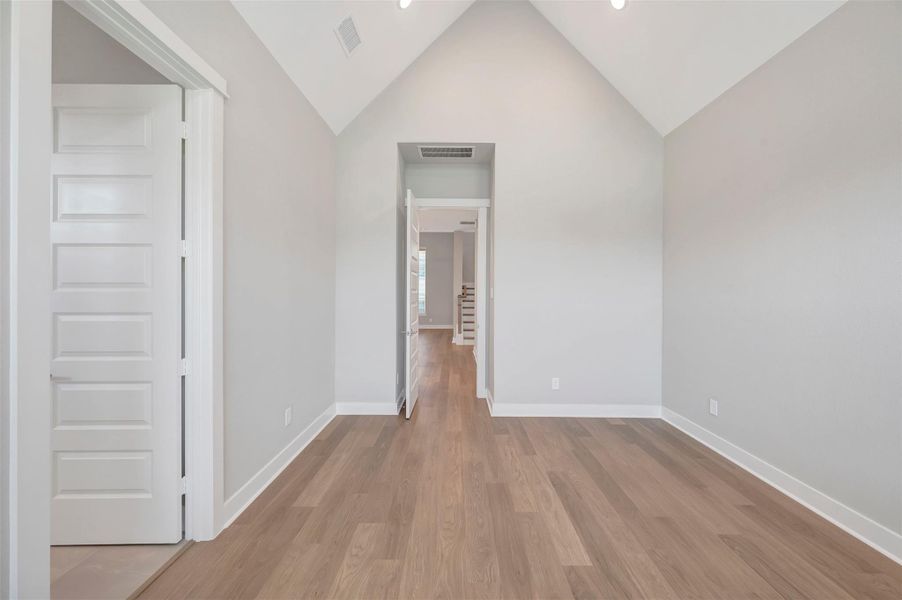 Spacious, unfurnished interior of a new home in Retreat at Oak Park, Houston (Image 19). Spacious, unfurnished interior of a new home in Retreat at Oak Park, Houston (Image 19).