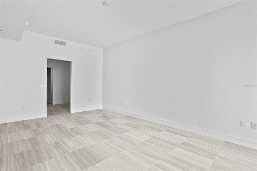 Spacious, unfurnished interior of a new home in , Tampa (Image 79).