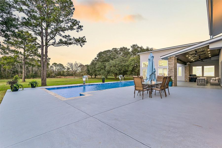 Exterior details and patio area of a home in , Manvel (Image 3).