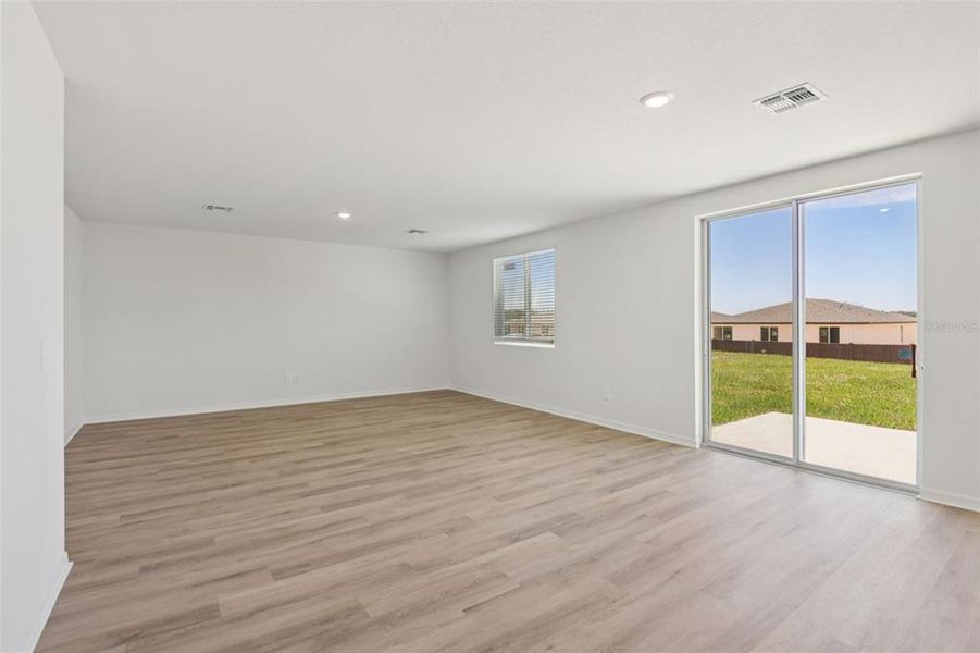 Spacious, unfurnished interior of a new home in Hilltop Vistas, Dade City (Image 35).