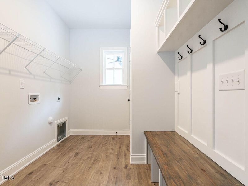 025-1280x960-laundry-mudroom
