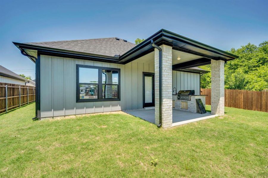 Exterior details and patio area of a home in , Hillsboro (Image 4).