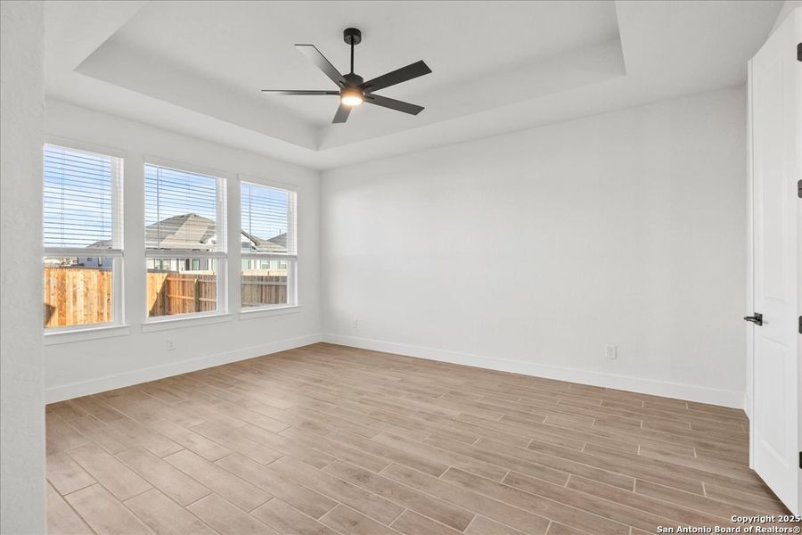Spacious, unfurnished interior of a new home in Village at Three Oaks, Seguin (Image 14).