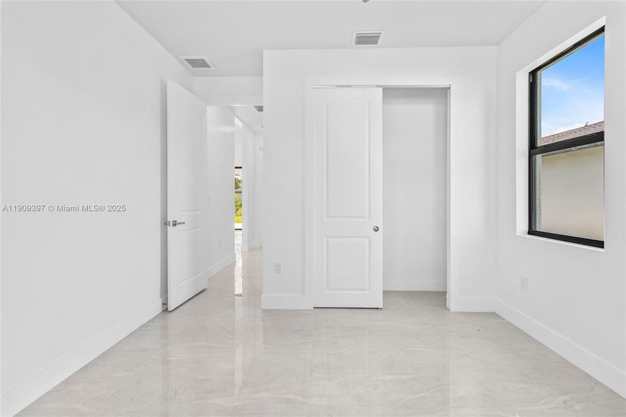 Spacious, unfurnished interior of a new home in , Lehigh Acres (Image 27).
