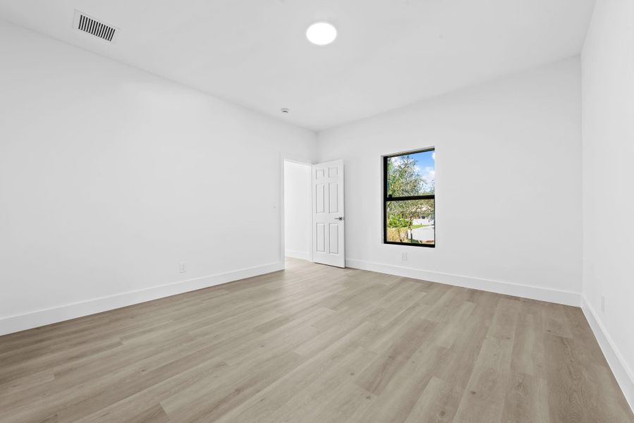Spacious, unfurnished interior of a new home in , Fort Lauderdale (Image 21).