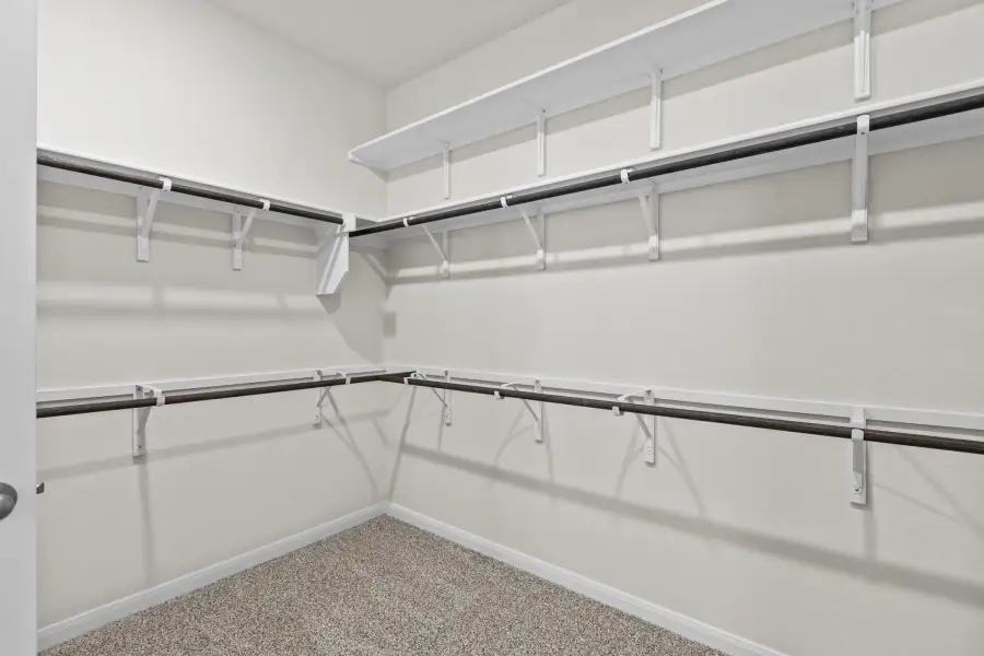 Spacious, unfurnished interior of a new home in Veranda, San Antonio (Image 9).
