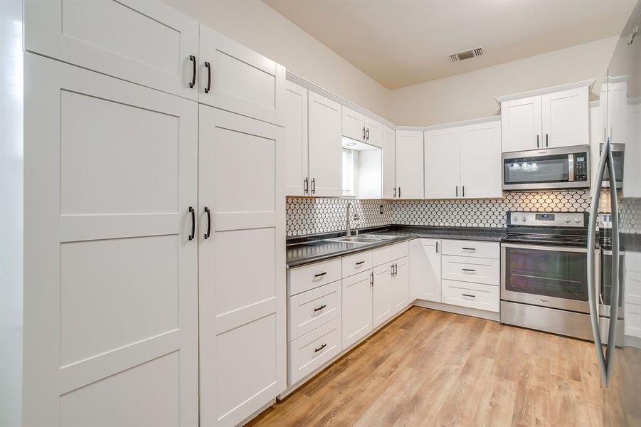 Furnished interior view inside a new home in , Mineral Wells (Image 12).