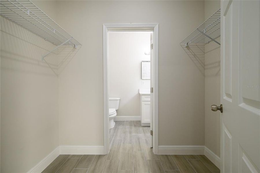 Spacious, unfurnished interior of a new home in , Orlando (Image 30).