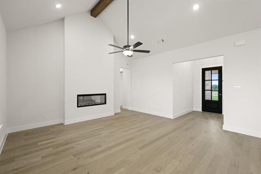 Spacious, unfurnished interior of a new home in Windmill Creeks, Weatherford (Image 15).