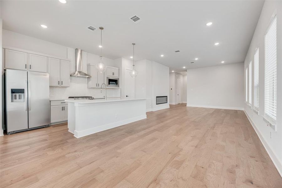 Spacious, unfurnished interior of a new home in Collin Creek, Plano (Image 19).