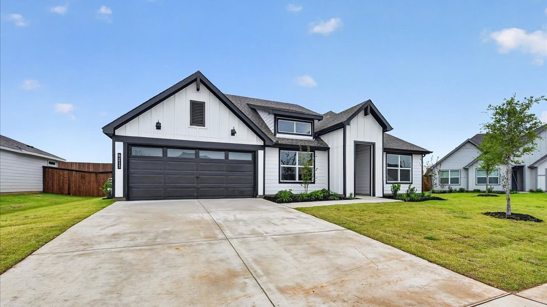 Front exterior of a new home in Sandstone Estates, Granbury, TX, highlighting curb appeal (Image 20). Front exterior of a new home in Sandstone Estates, Granbury, TX, highlighting curb appeal (Image 20).