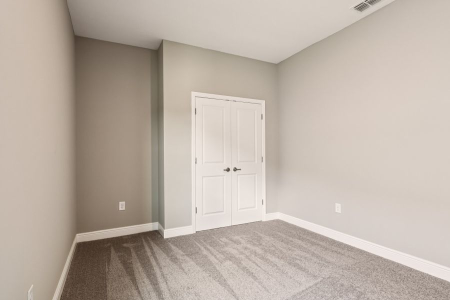 Spacious, unfurnished interior of a new home in Oakstone Farms, Leesburg (Image 25).