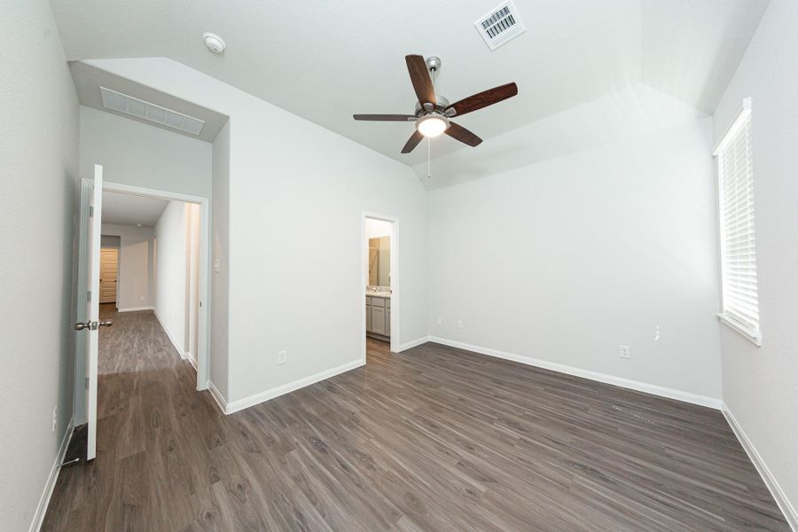 Spacious, unfurnished interior of a new home in River's Edge, Conroe (Image 14).