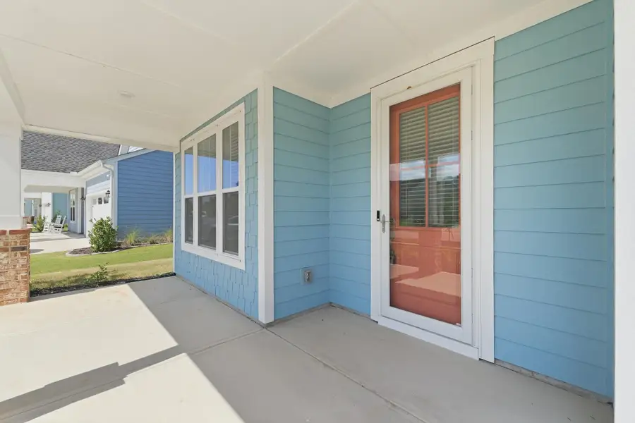 Exterior details and patio area of a home in , Ravenel (Image 4).