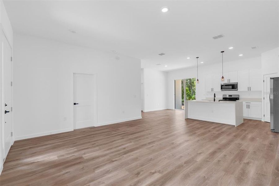 Spacious, unfurnished interior of a new home in , Citrus Springs (Image 27).