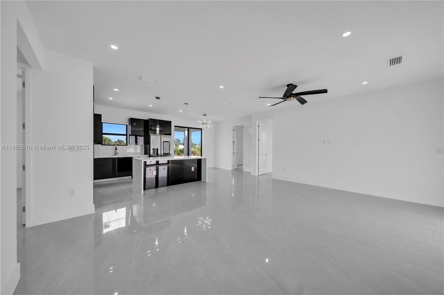 Spacious, unfurnished interior of a new home in , Cape Coral (Image 11).