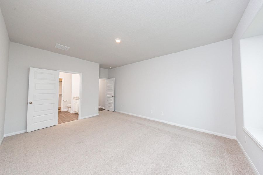 Spacious, unfurnished interior of a new home in Cliffstone Hills, Conroe (Image 21).