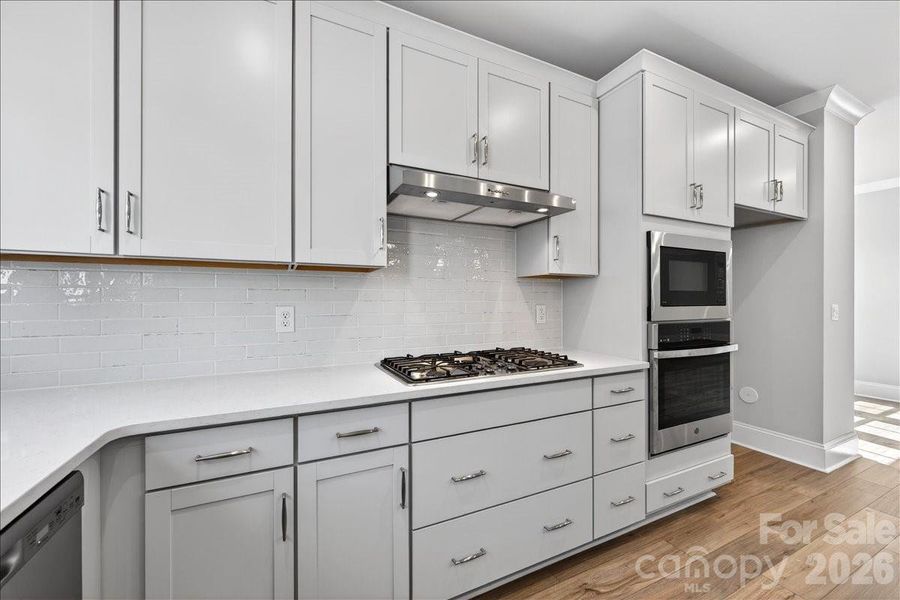 Gourmet kitchen with gas cookttop Gourmet kitchen with gas cookttop