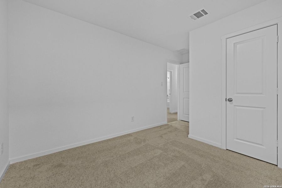 Spacious, unfurnished interior of a new home in Spring Grove, St. Hedwig (Image 12).