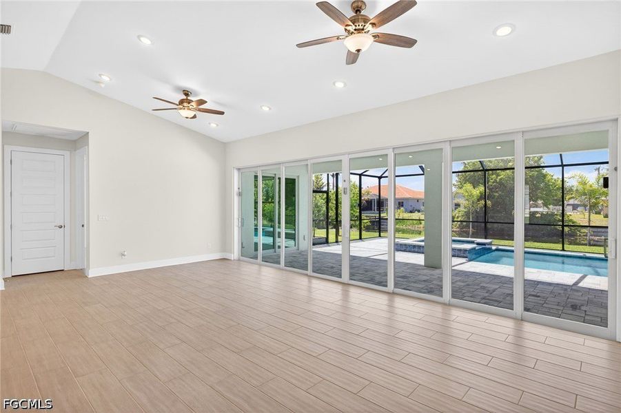 Spacious, unfurnished interior of a new home in Cape Coral, Cape Coral (Image 16).