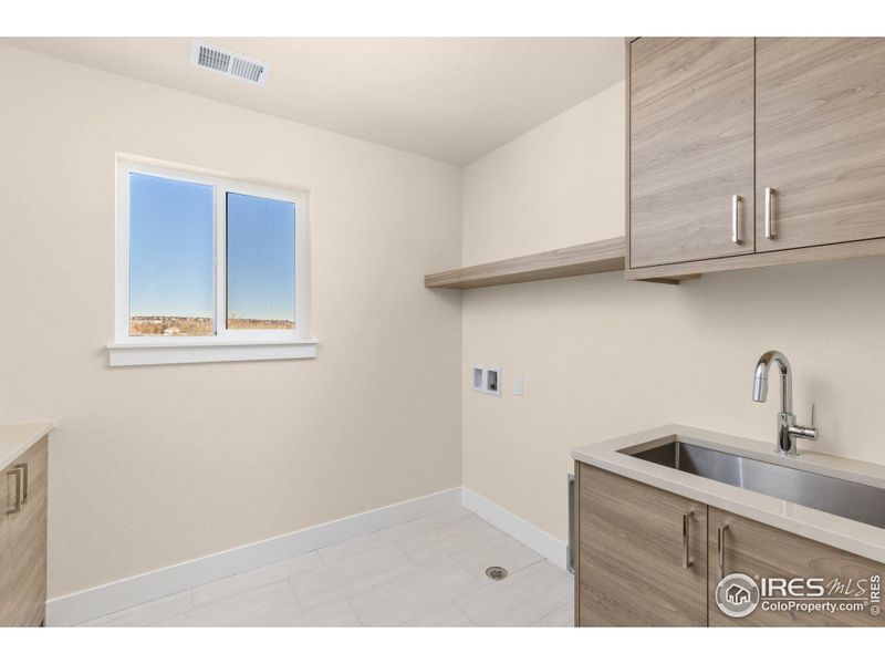 Laundry Room with sink and cabinets