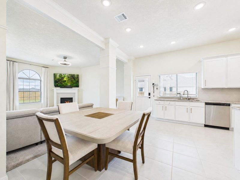 Furnished interior view inside a new home in Pedregal, Galveston (Image 16).