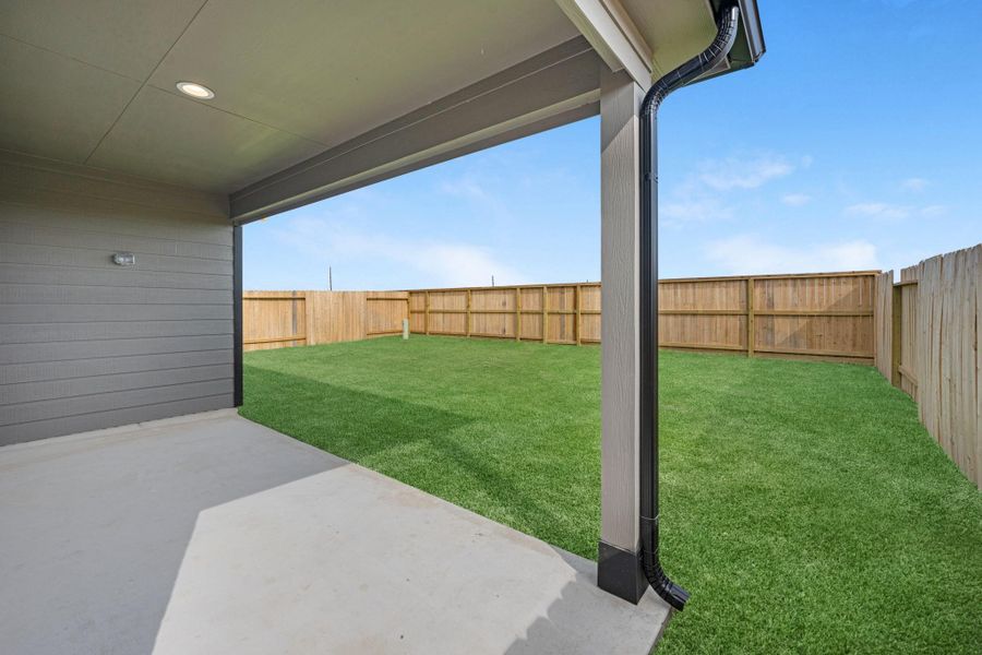 Exterior details and patio area of a home in Grand Mason Crossing, Katy (Image 4).