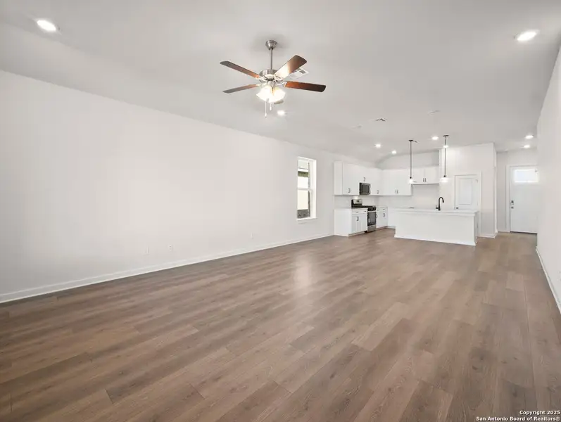 Spacious, unfurnished interior of a new home in Veranda: Premier, San Antonio (Image 11).