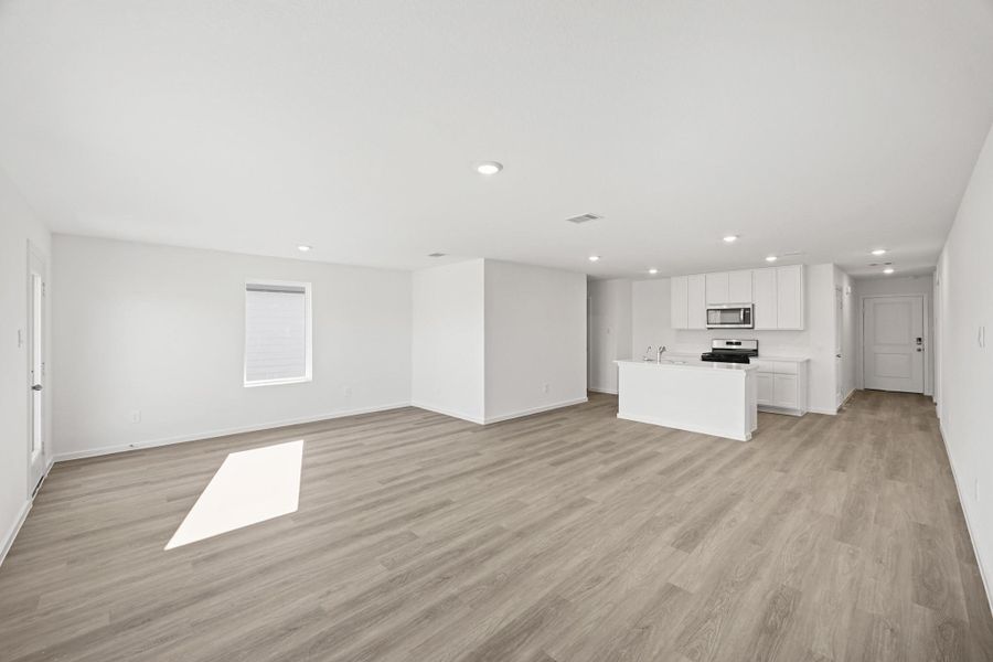 Spacious, unfurnished interior of a new home in Lexington Heights, Willis (Image 12).