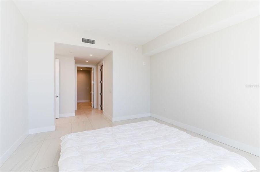 Spacious, unfurnished interior of a new home in , St. Petersburg (Image 22).