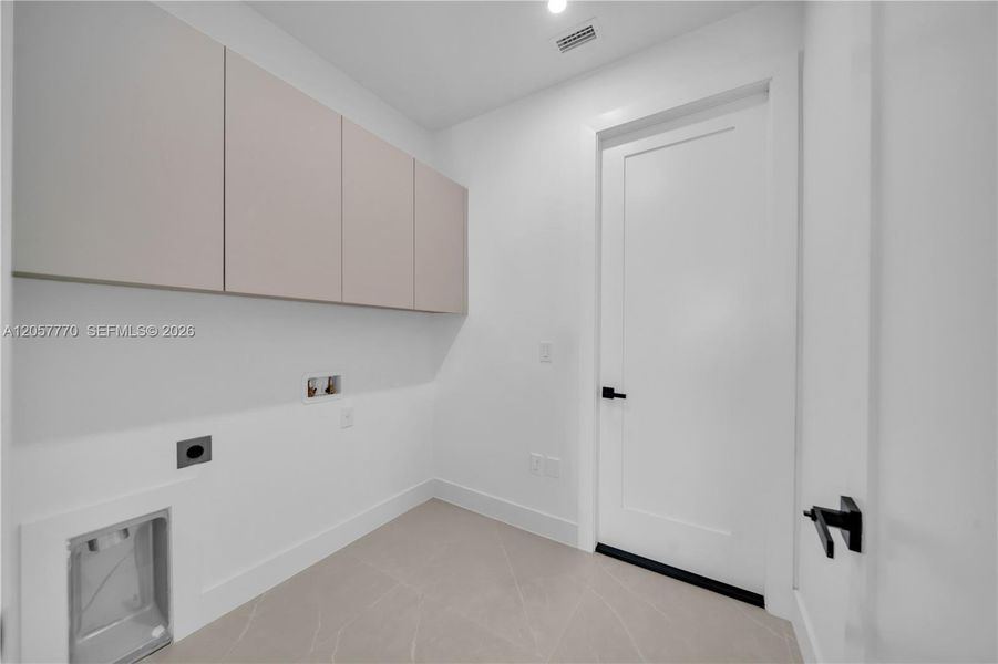 Spacious, unfurnished interior of a new home in , Cape Coral (Image 27).