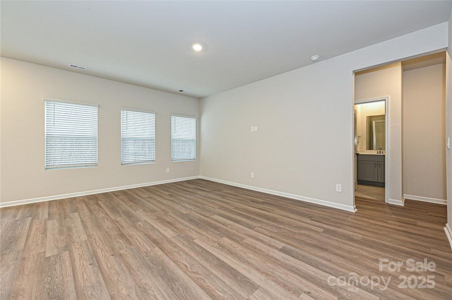 Spacious, unfurnished interior of a new home in Buffalo Ridge, Newton (Image 16).