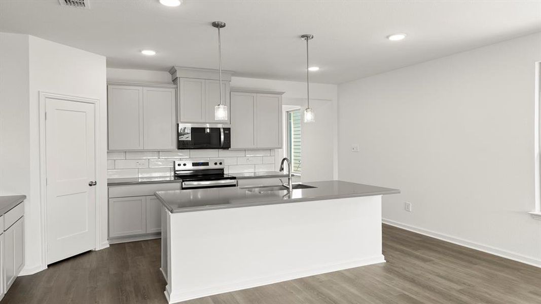 12. 1705 Meadow Crest - Kitchen (3)