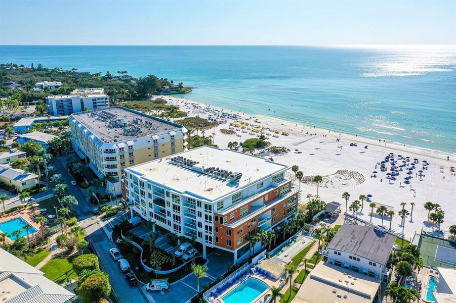Condo located in Sarasota, FL showcasing its design and architecture (Image 4).