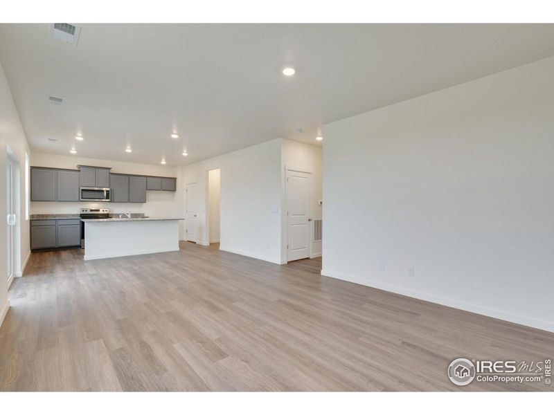 Spacious, unfurnished interior of a new home in Silver Peaks, Lochbuie (Image 27).