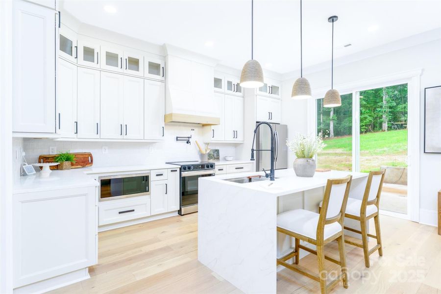 Gorgeous Kitchen w/ Eat In Island