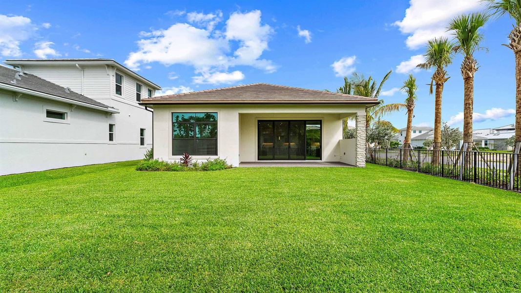 Exterior details and patio area of a home in L'Ambiance at Avenir, Palm Beach Gardens (Image 2).