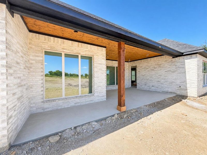 Exterior details and patio area of a home in , Weatherford (Image 3).