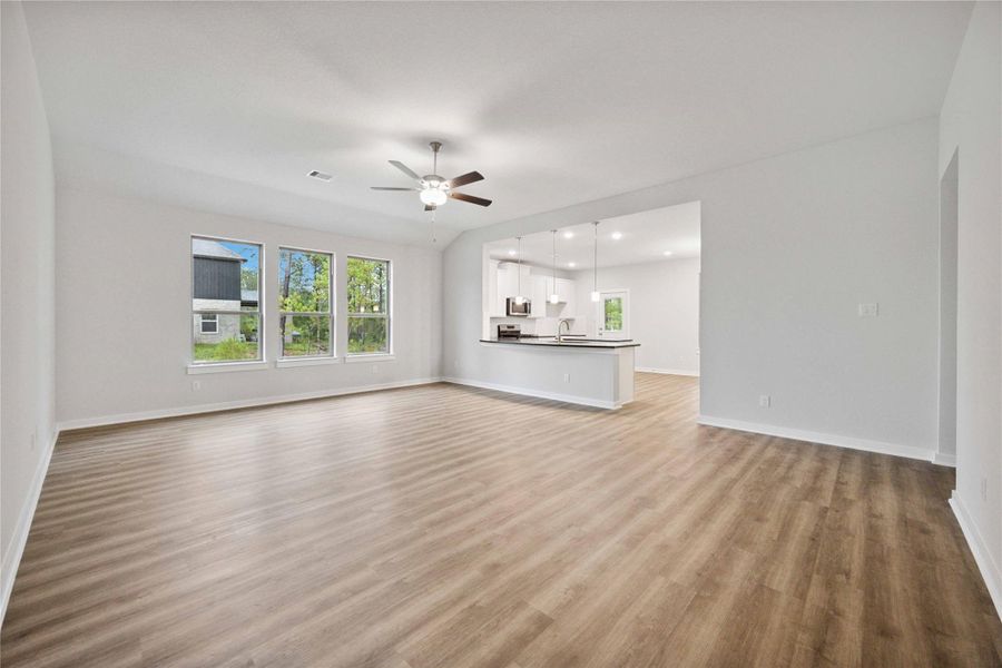 Spacious, unfurnished interior of a new home in Deer Pines, Conroe (Image 16).