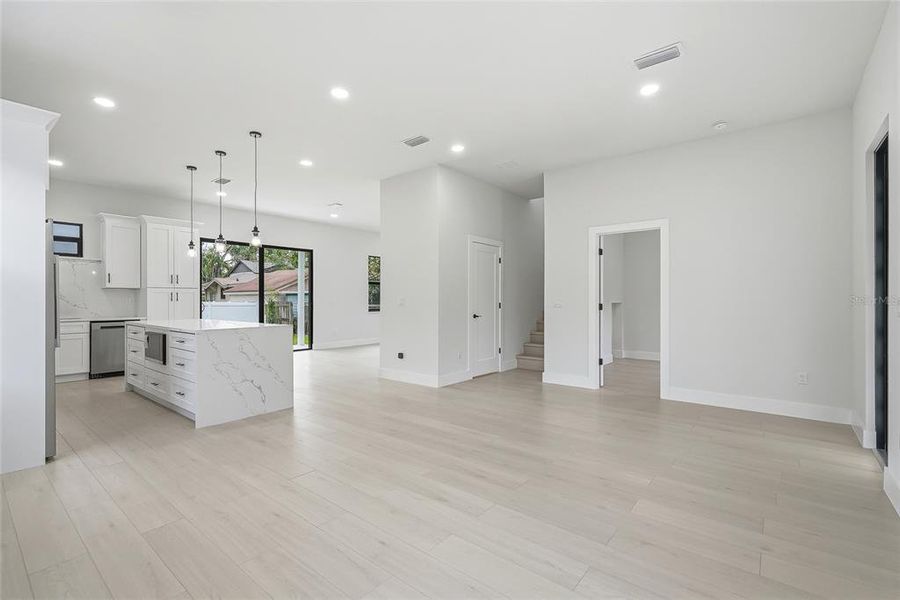 Spacious, unfurnished interior of a new home in , Tampa (Image 20).